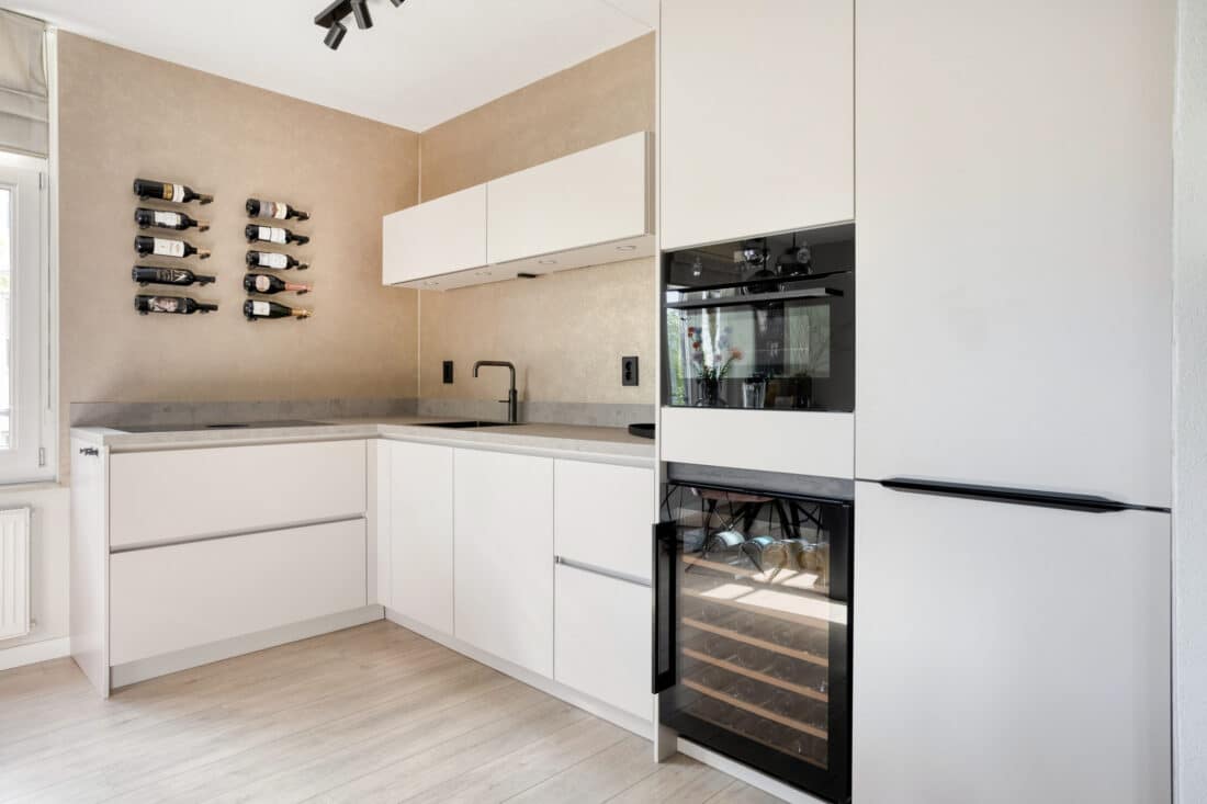 Keuken met wijnklimaatkast